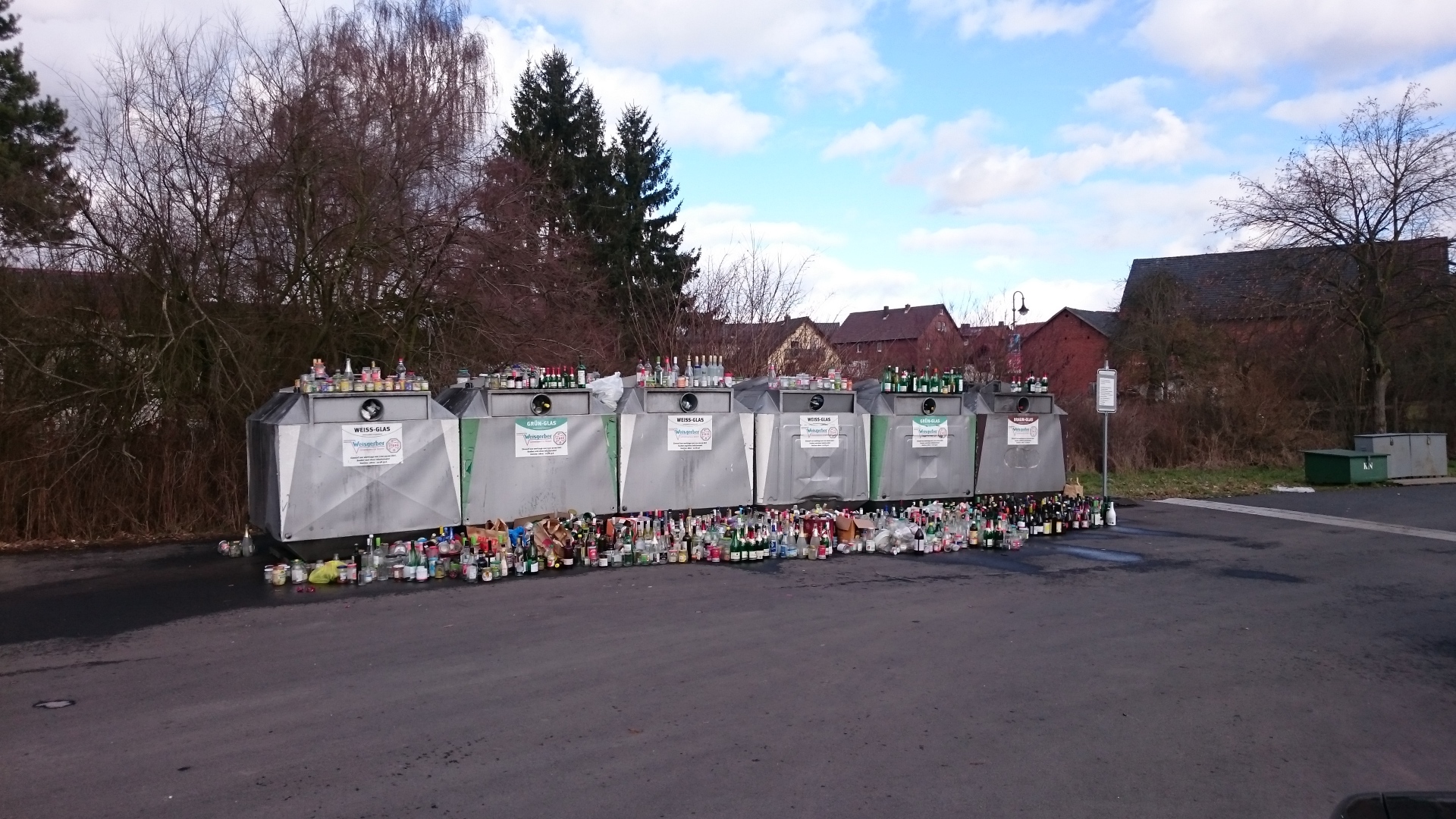 Bild der überfüllten Glascontainer 