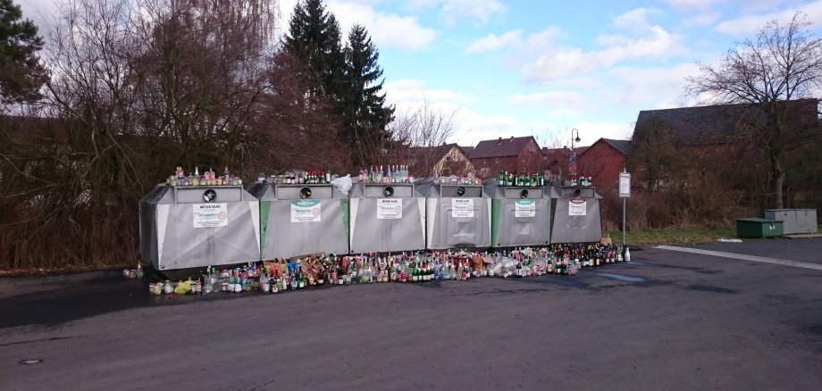 Bild der überfüllten Glascontainer