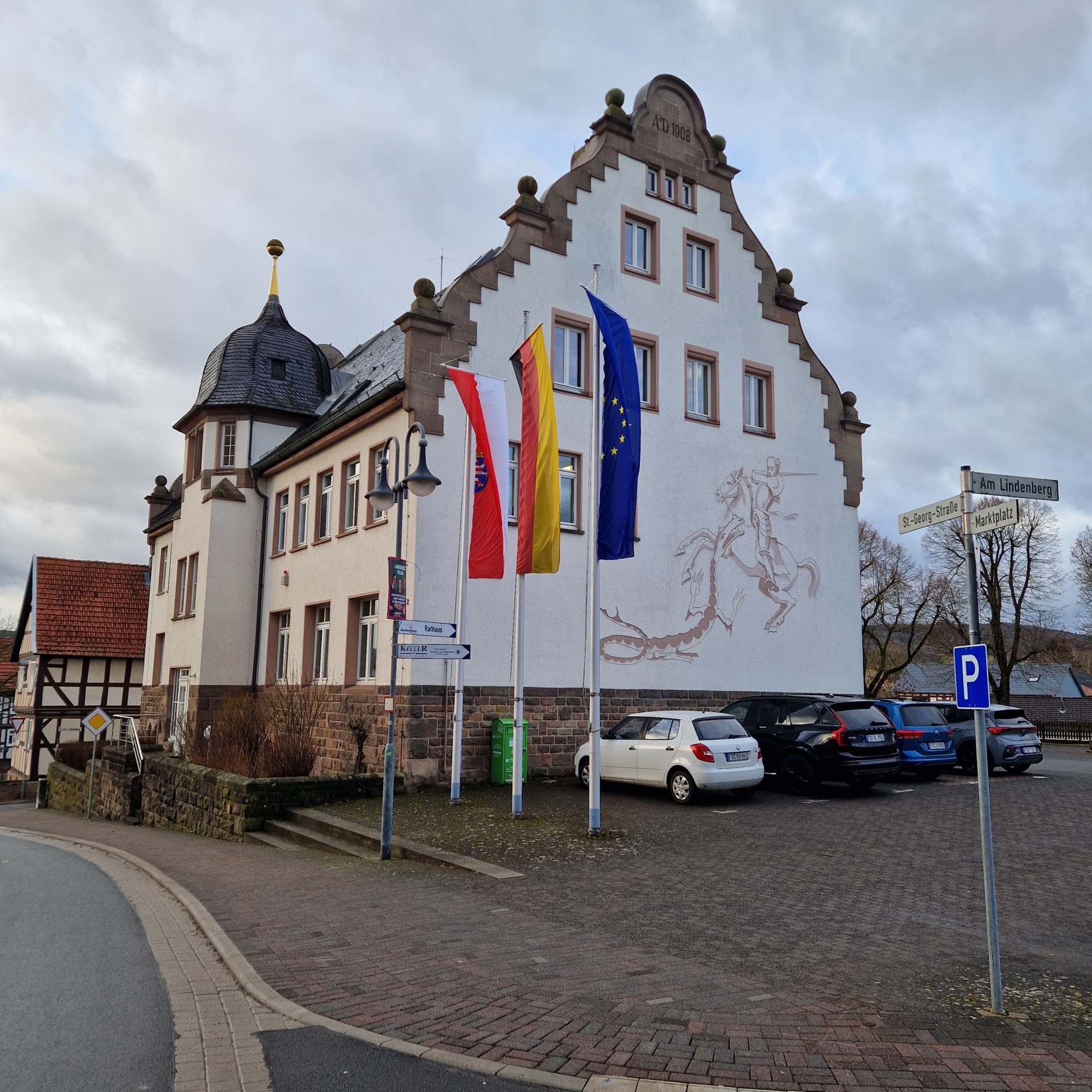 Bild vom Rathaus mit gehissten Flaggen