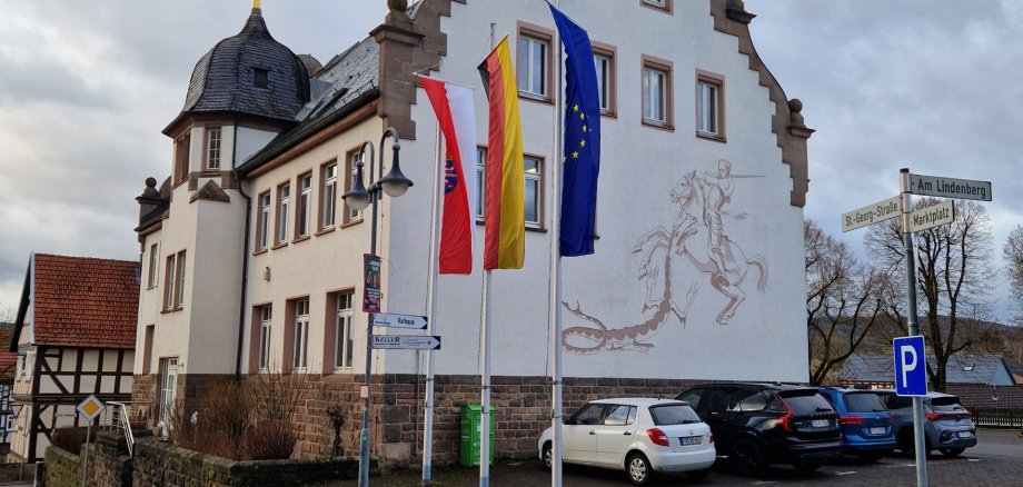 Bild vom Rathaus mit gehissten Flaggen