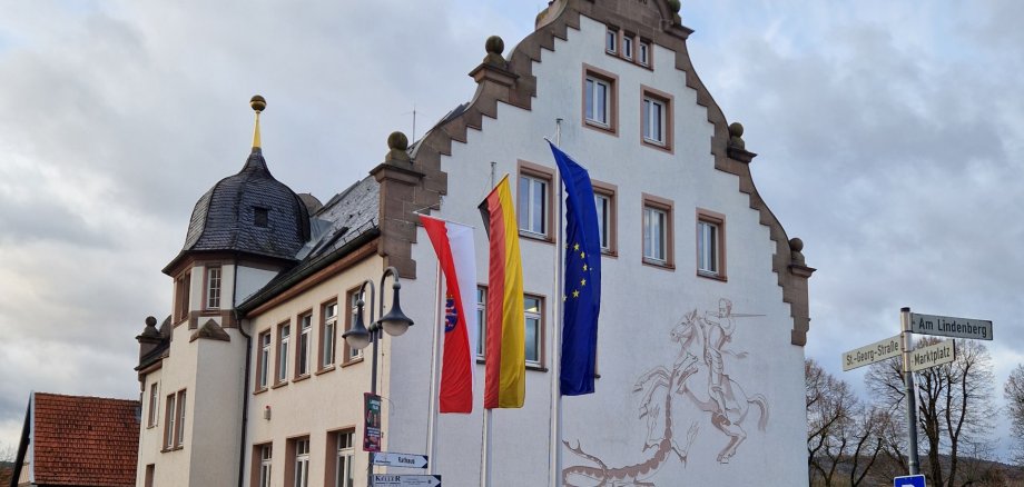 Bild vom Rathaus mit gehissten Flaggen