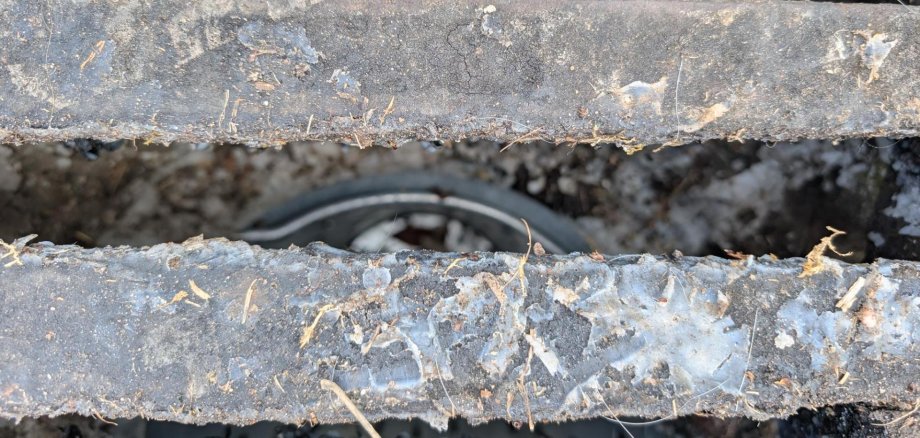 Fettreste beim Straßeneinlauf Am Rasen