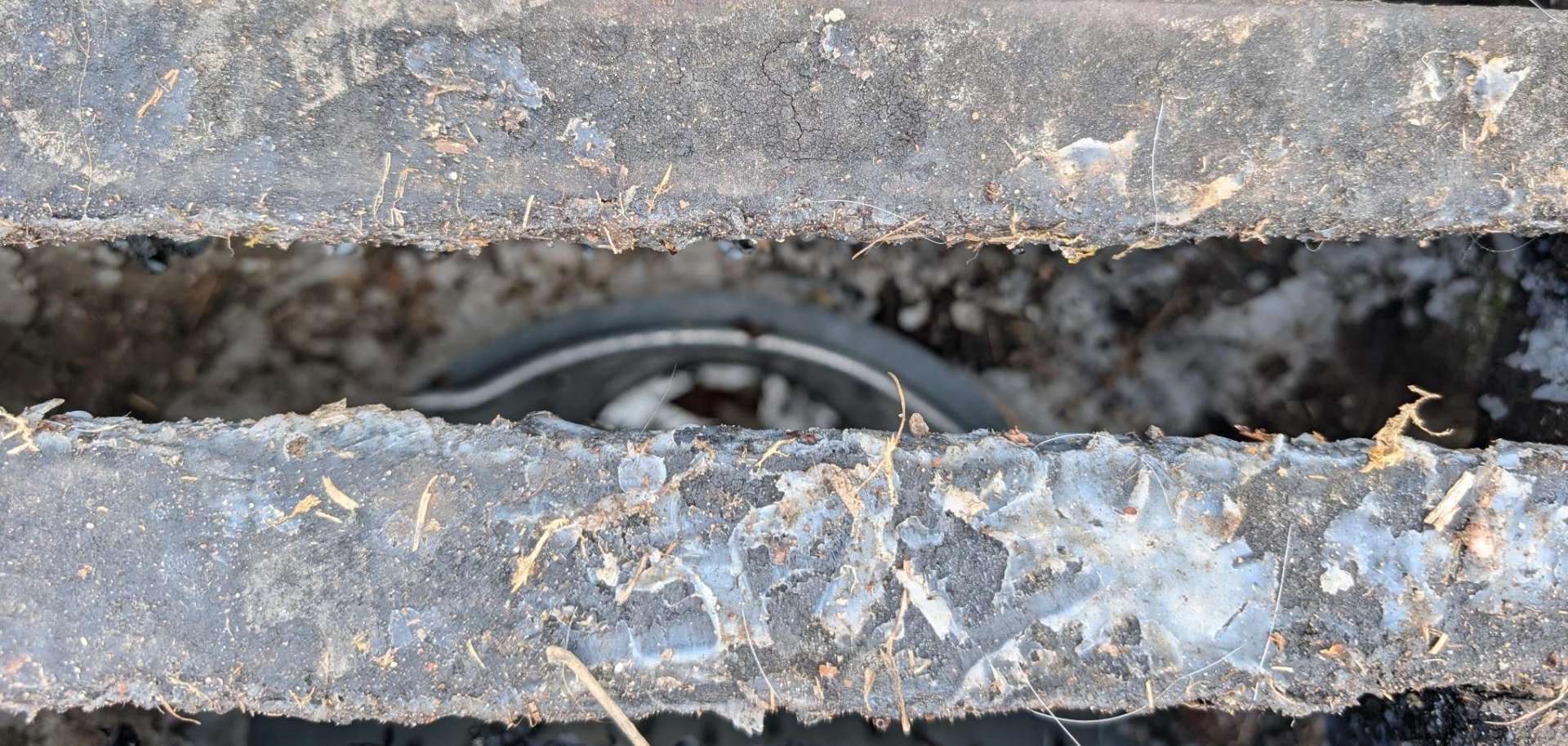 Fettreste beim Straßeneinlauf Am Rasen