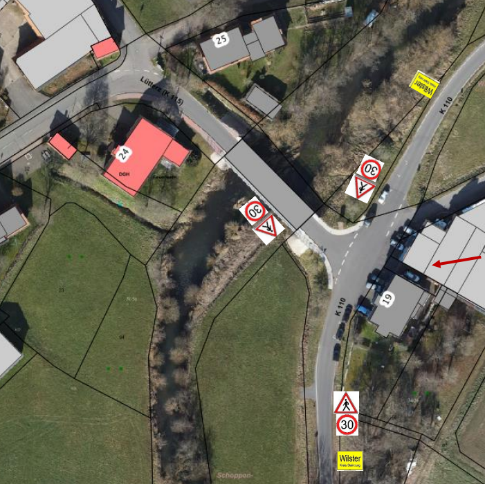 Verkehrsbehinderung im Orsteil Lütterz Bild der Straßensperrung in Lütterz