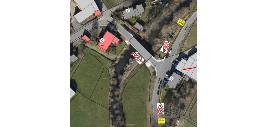 Verkehrsbehinderung im Orsteil Lütterz Bild der Straßensperrung in Lütterz