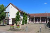 Bürgerhaus Bimbach mit Vereinstrakt und dem Brunnen im Vordergrund
