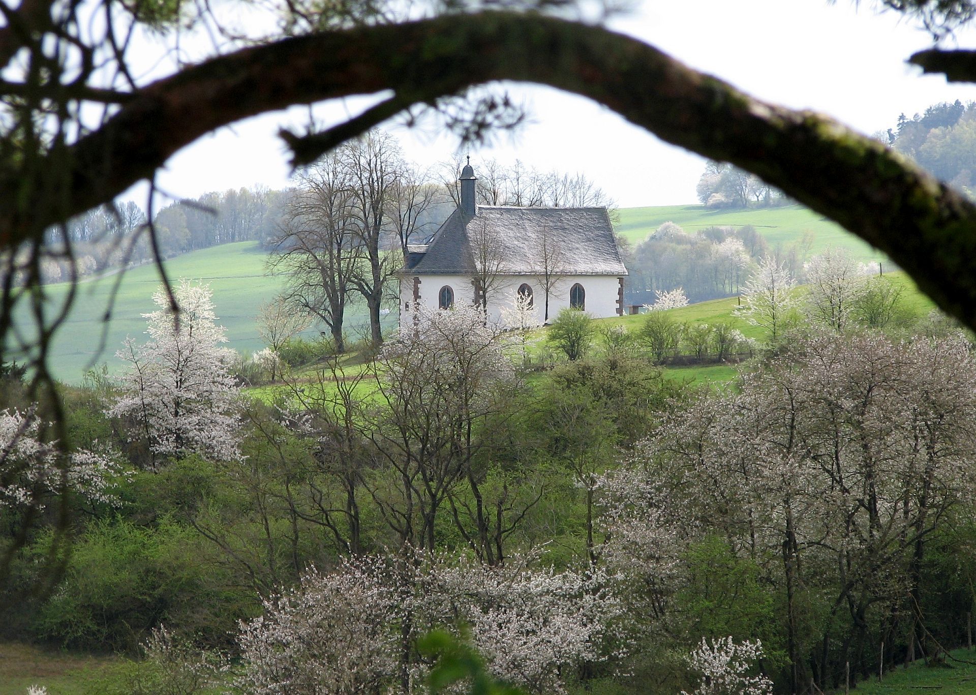 Langenbergkapelle Großenlüder Blick auf die Langenbergkapelle in Großenlüder