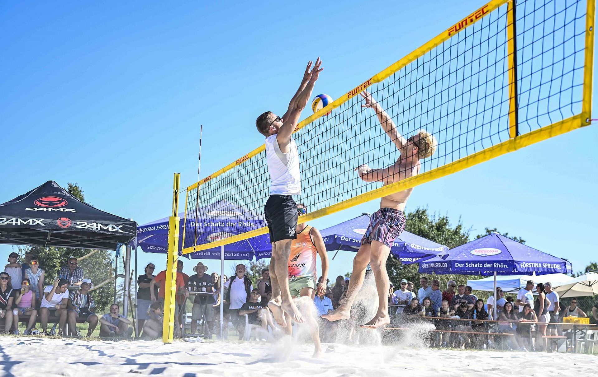 Beachvolleyball in Großenlüder Zwei Beachvolleyballer am Netz auf dem Beachvolleyballplatz in Großenlüder