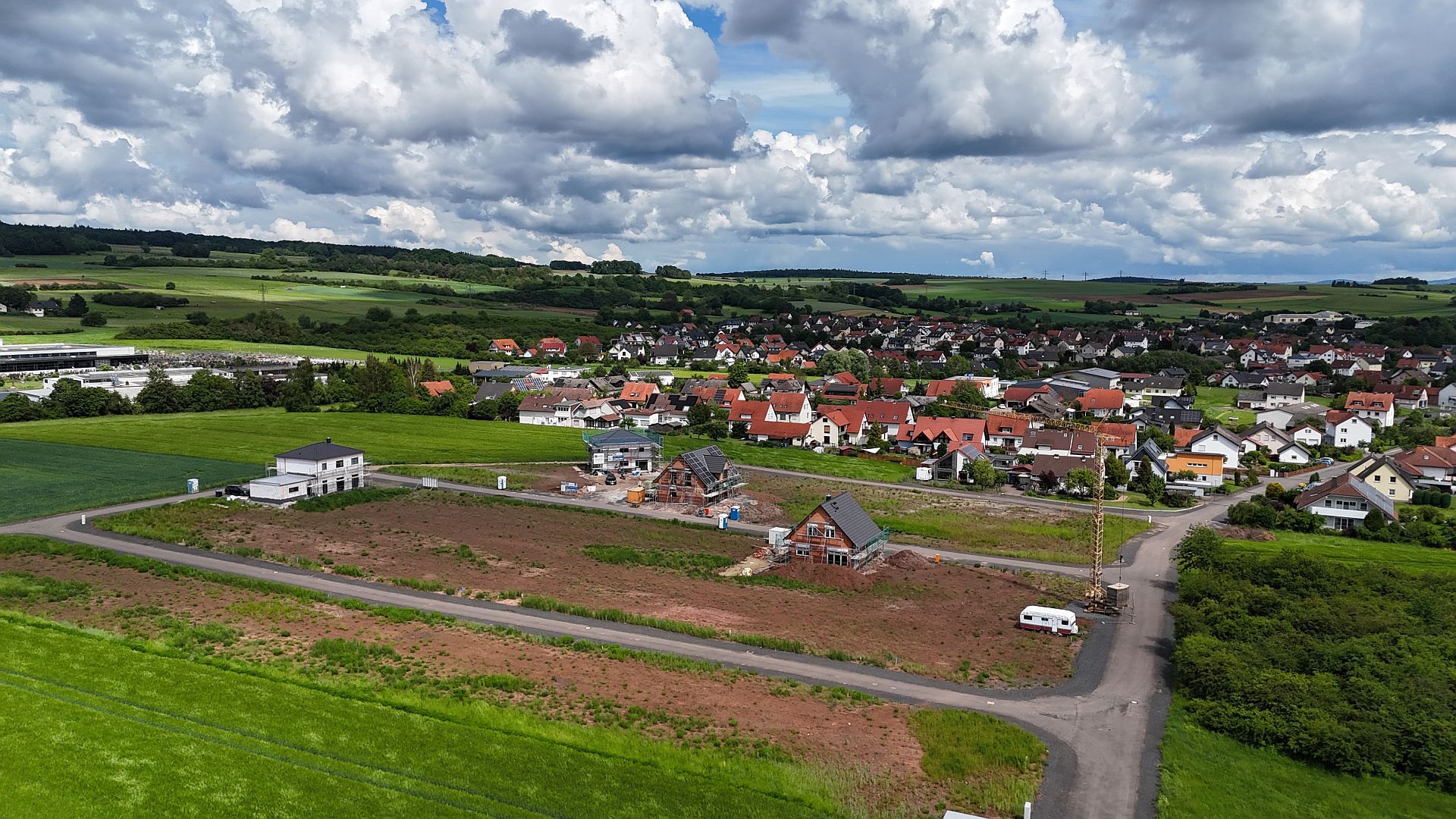 Bauen in Großenlüder Blick von oben auf das Neubaugebiet im Hintergrund der Ortsteil Großenlüder