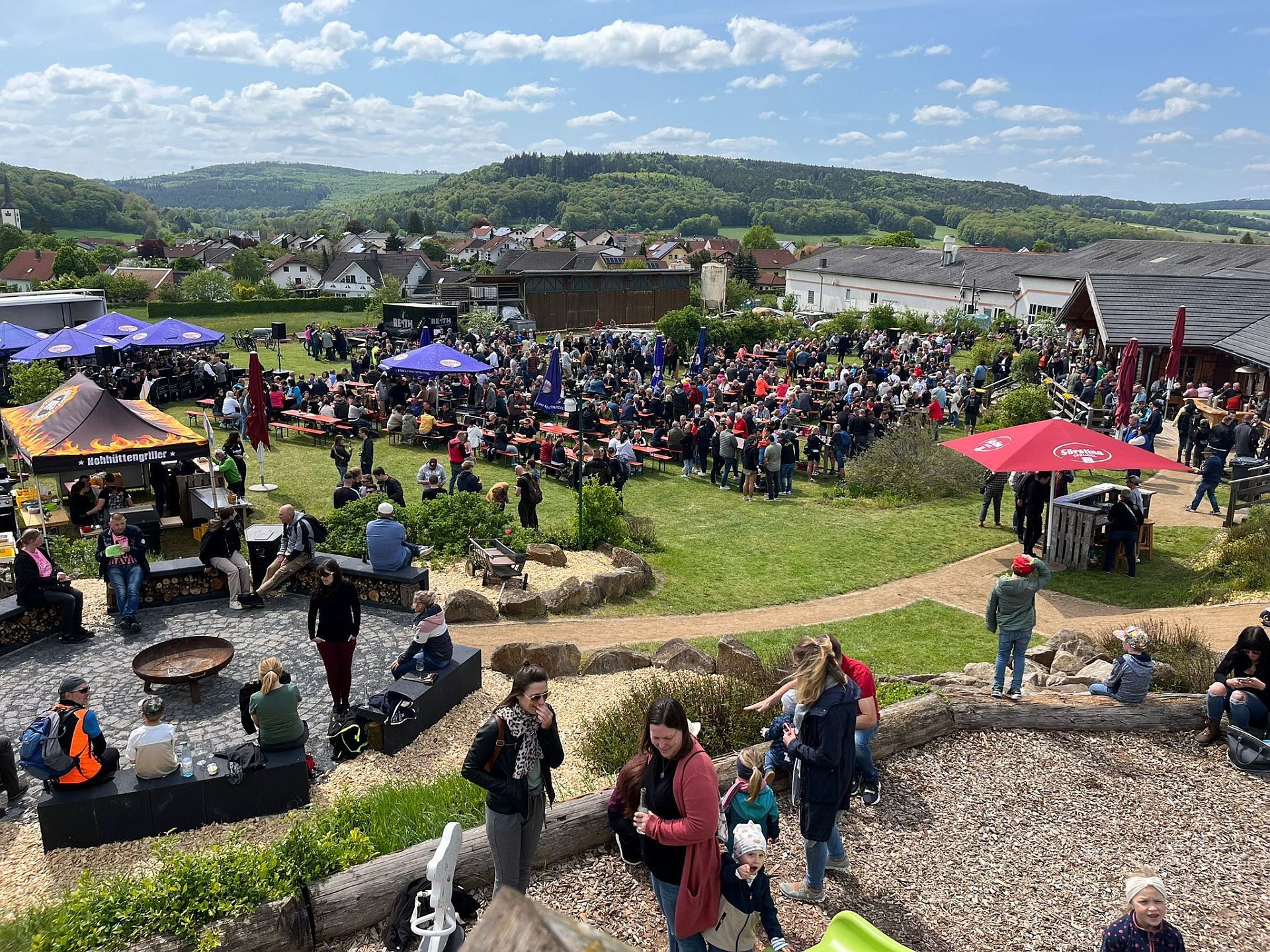 Vatertagsfest an der Hohhütte in Müs Blick auf die vielen Besucher des Vatertagsfestes in Müs an der Hohhütte