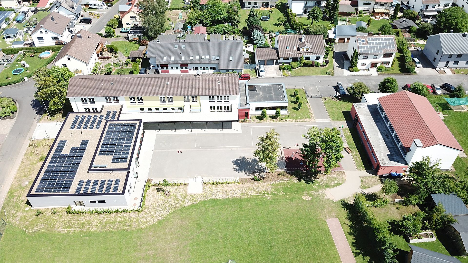 Grundschule Bimbach Drohnenfoto der Grundschule Bimbach mit Schulhof