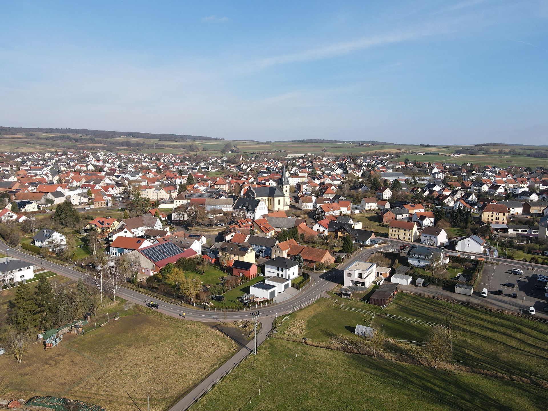 Blick auf den Ortskern von Großenlüder mit der Kirche im Mittelpunkt