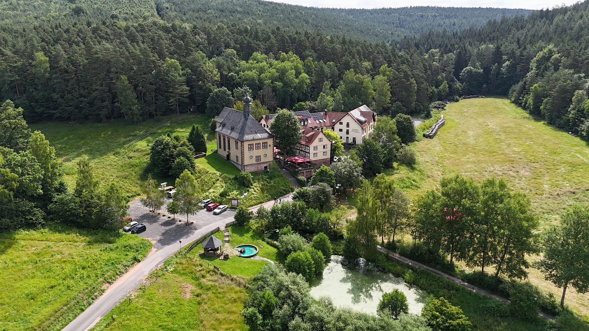 Drohnenfoto mit der Kleinheiligkreuzkapelle und dem Jagdhof Kleinlüder