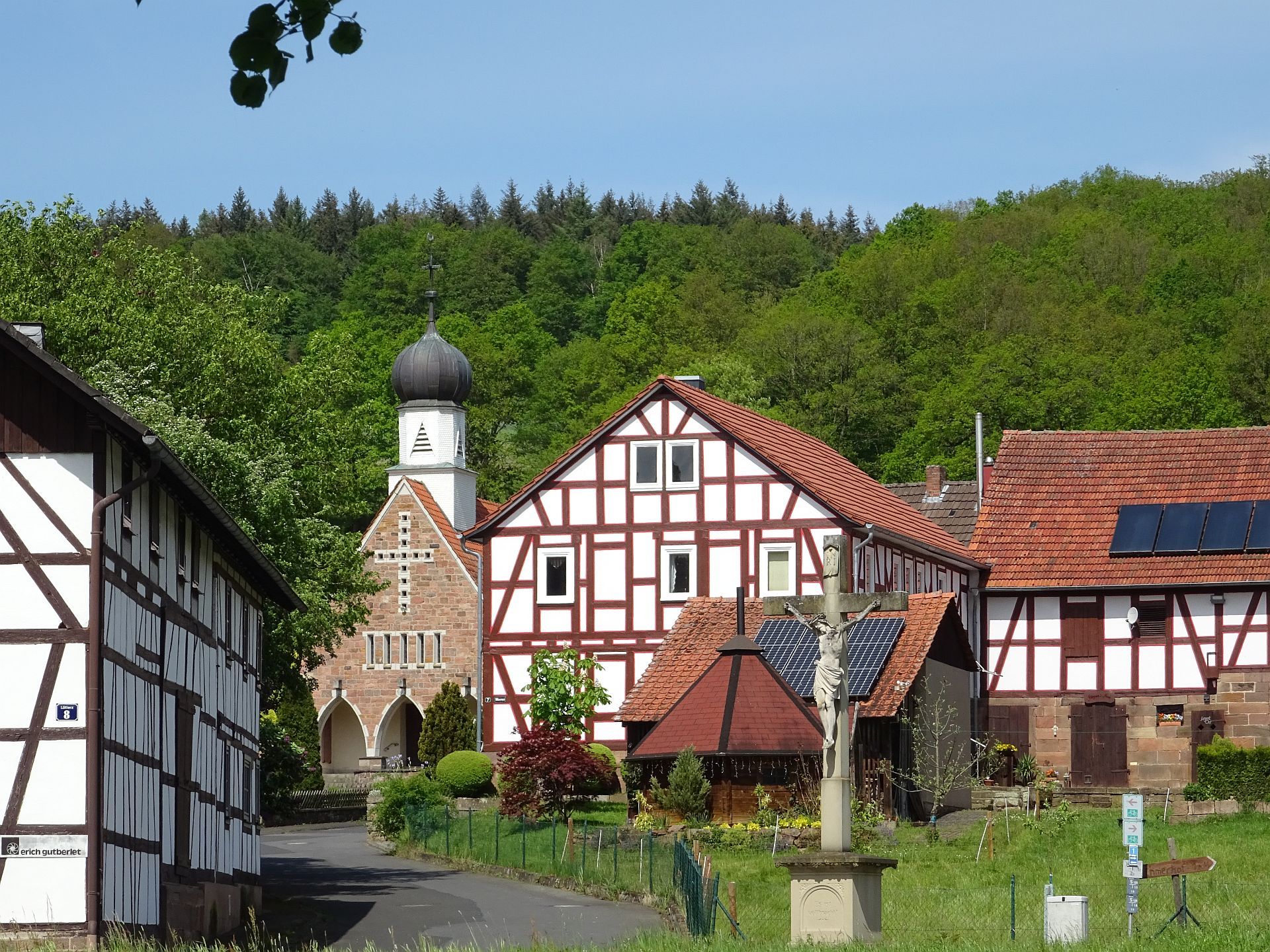 Ortsmittelpunkt Lütterz mit Blick auf die Kirche