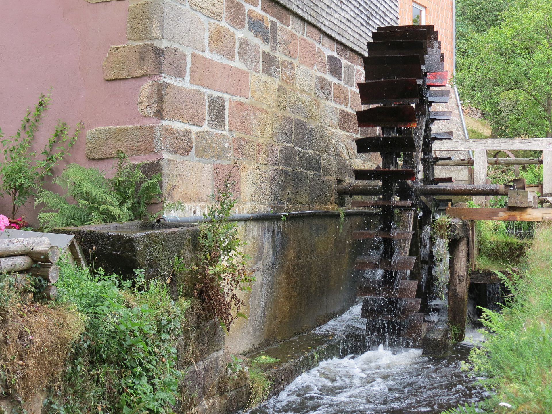 ein Mühlrad einer Mühle in Uffhausen