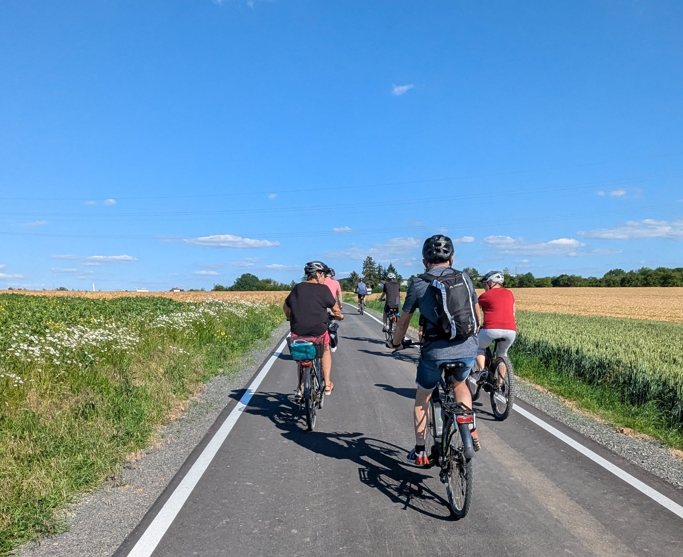 Fahrradfahrer auf einem Radweg in Großenlüder