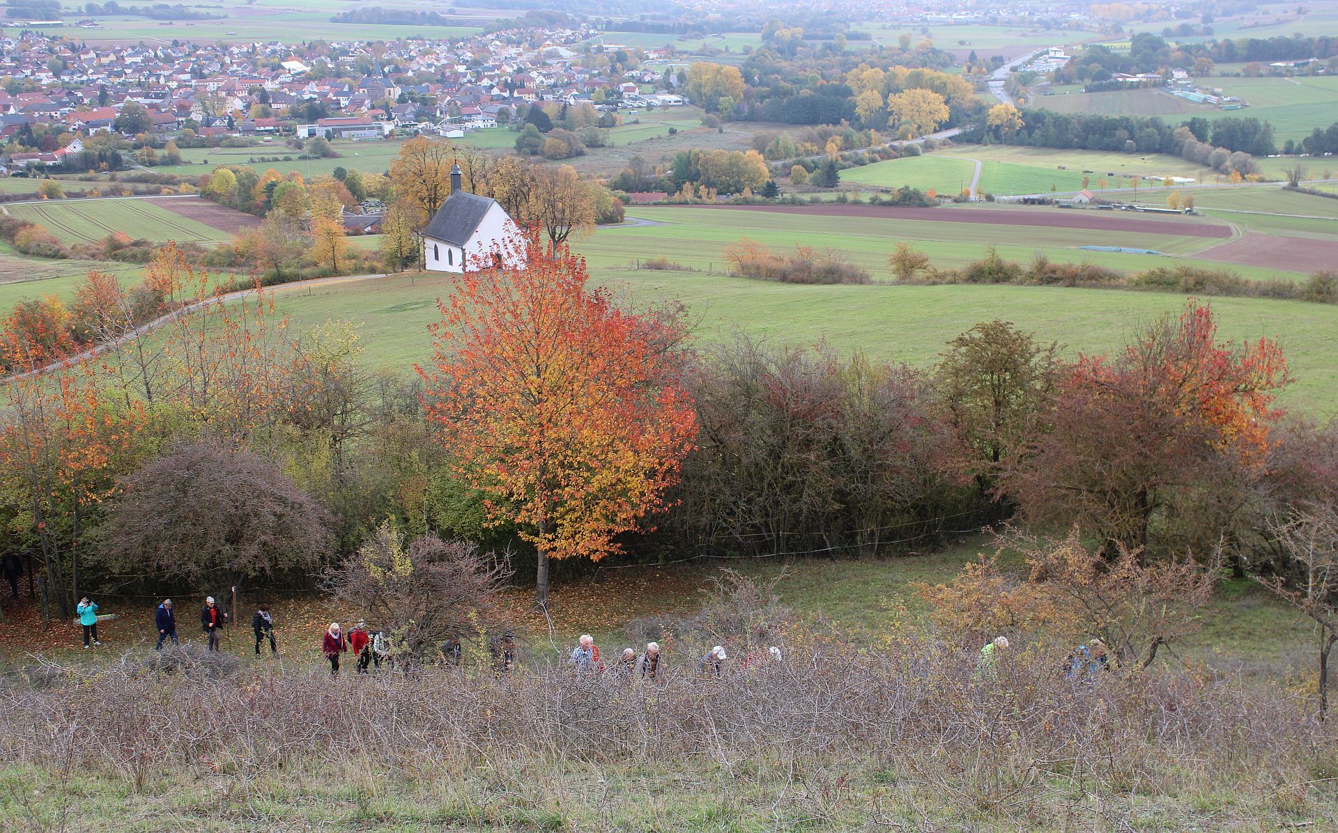 Wanderer auf dem Lüdertaler mit der Langenbergkapelle im Hintergrund