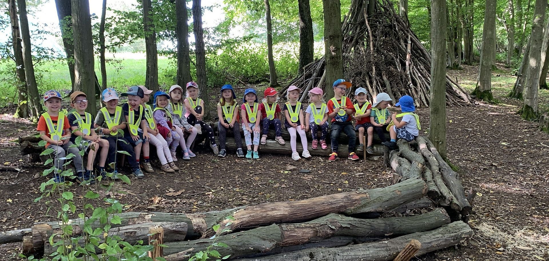 Kita Müs - Waldsofa erstrahlt in neuem Glanz Kita Müs - die Kinder auf dem Waldsofa