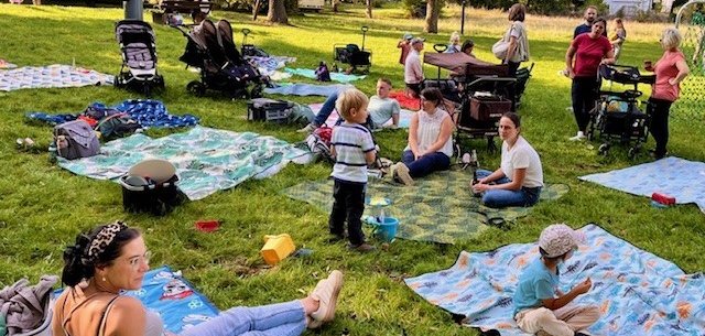 Kita Sonnenschein Bimbach - Wandertag mal anders Kinder und Eltern der Kita Sonnenschein beim Picknick anlässlich des Wandertages