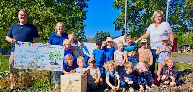 Kita Sonnenschein - Spende von Kapla-Steinen Scheck und Kapla-Steine-Übergabe durch Herrn Vandeberg, unterstützt durch den Förderverein der kommunalen Kindertagesstätten der Gemeinde Großenlüder e.V.