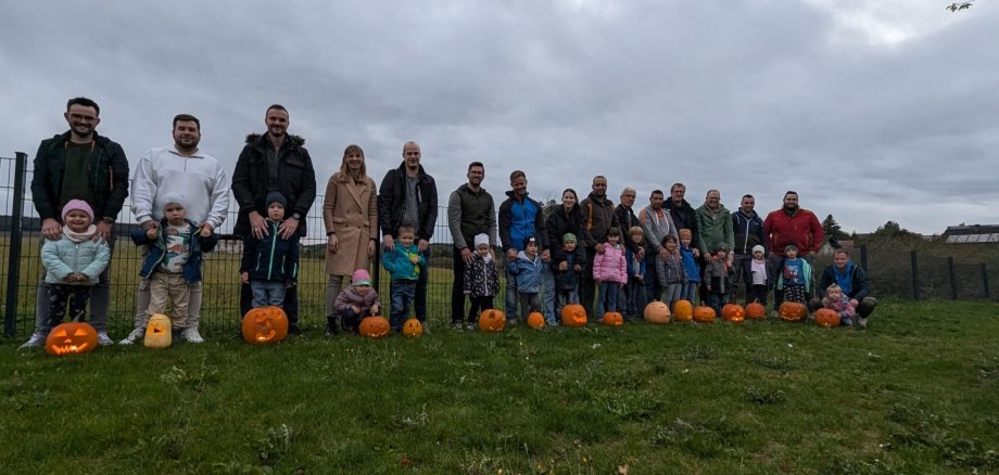 Väter und Kinder beim Kürbisschnitzen in der Kita Sonnenschein Bimbach