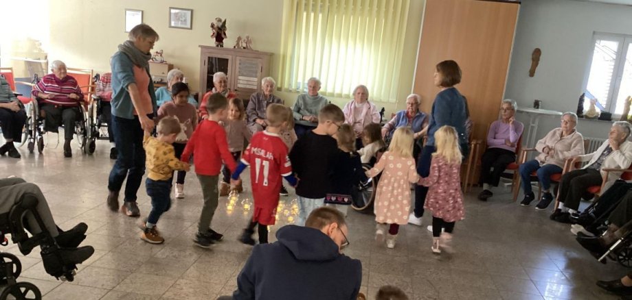 Kinder und Senioren gemeinsam beim Besuch der Kita Farbenspiel in der AWO Großenlüder
