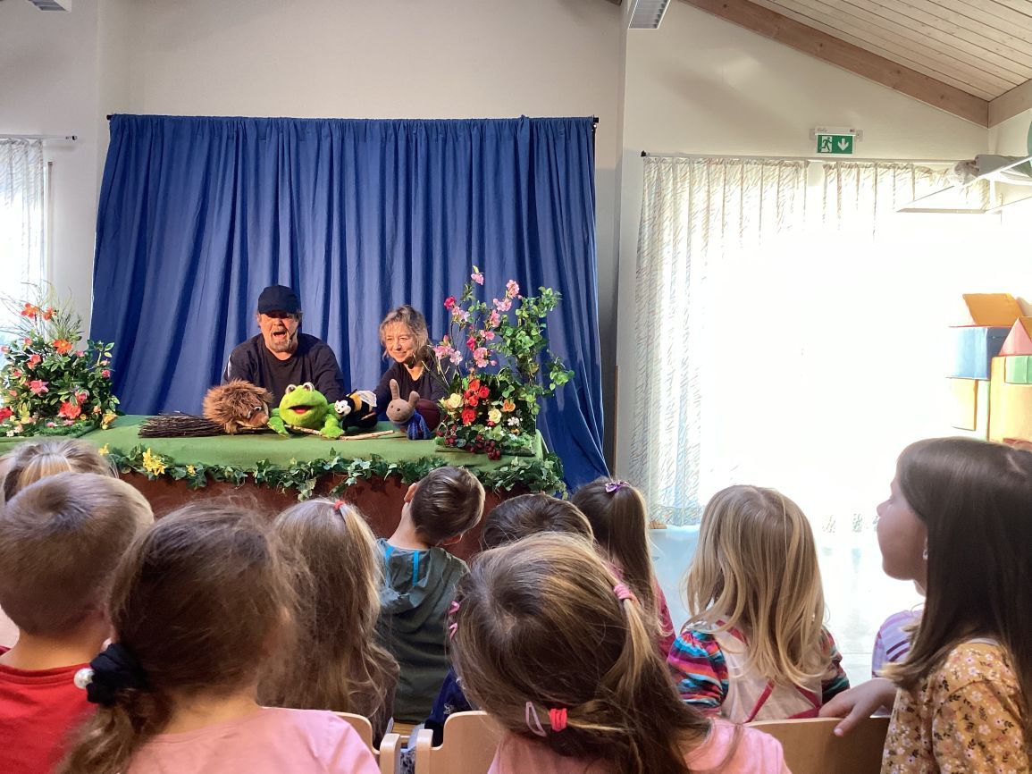 Kita Farbenspiel - Thema "Kinder haben Rechte" Puppentheater "Ein Frosch will nicht geküsst werden" für die Kinder der Kita Farbenspiel im Rahmen des Themas "Kinder haben Rechte"
