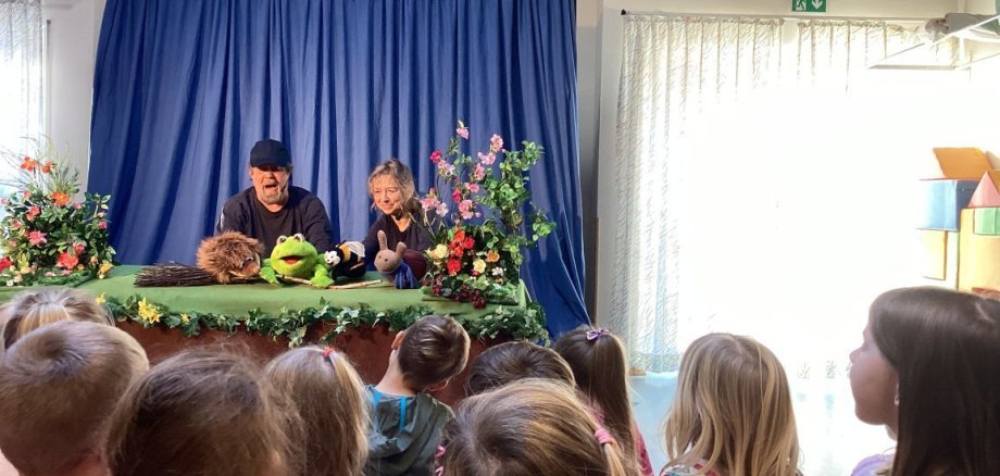 Puppentheater "Ein Frosch will nicht geküsst werden" für die Kinder der Kita Farbenspiel im Rahmen des Themas "Kinder haben Rechte"