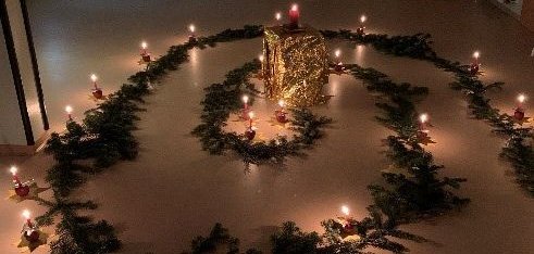 Ein Fest der Besinnlichkeit in der Kita Müs Ein Fest der Besinnlichkeit in der Kita Müs - Spirale aus Tannenzweigen mit Lichtern und einer großen Kerze