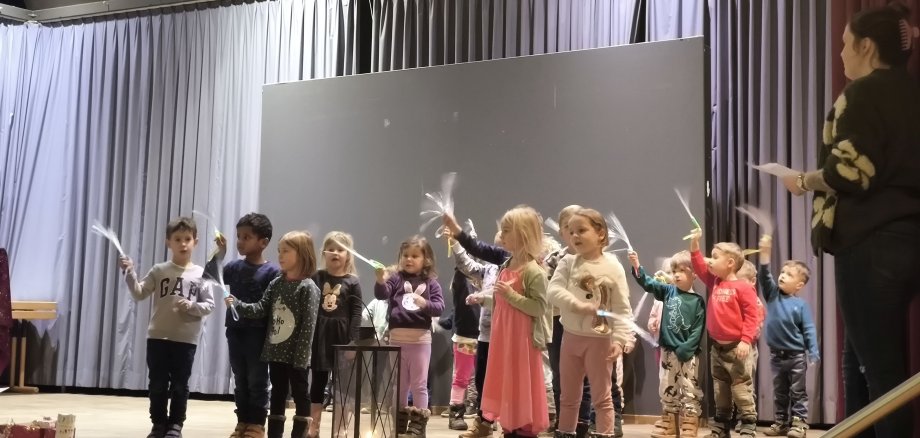 Kinder der Kita Sonnenschein auf der Bühne beim Seniorennachmittag in Bimbach