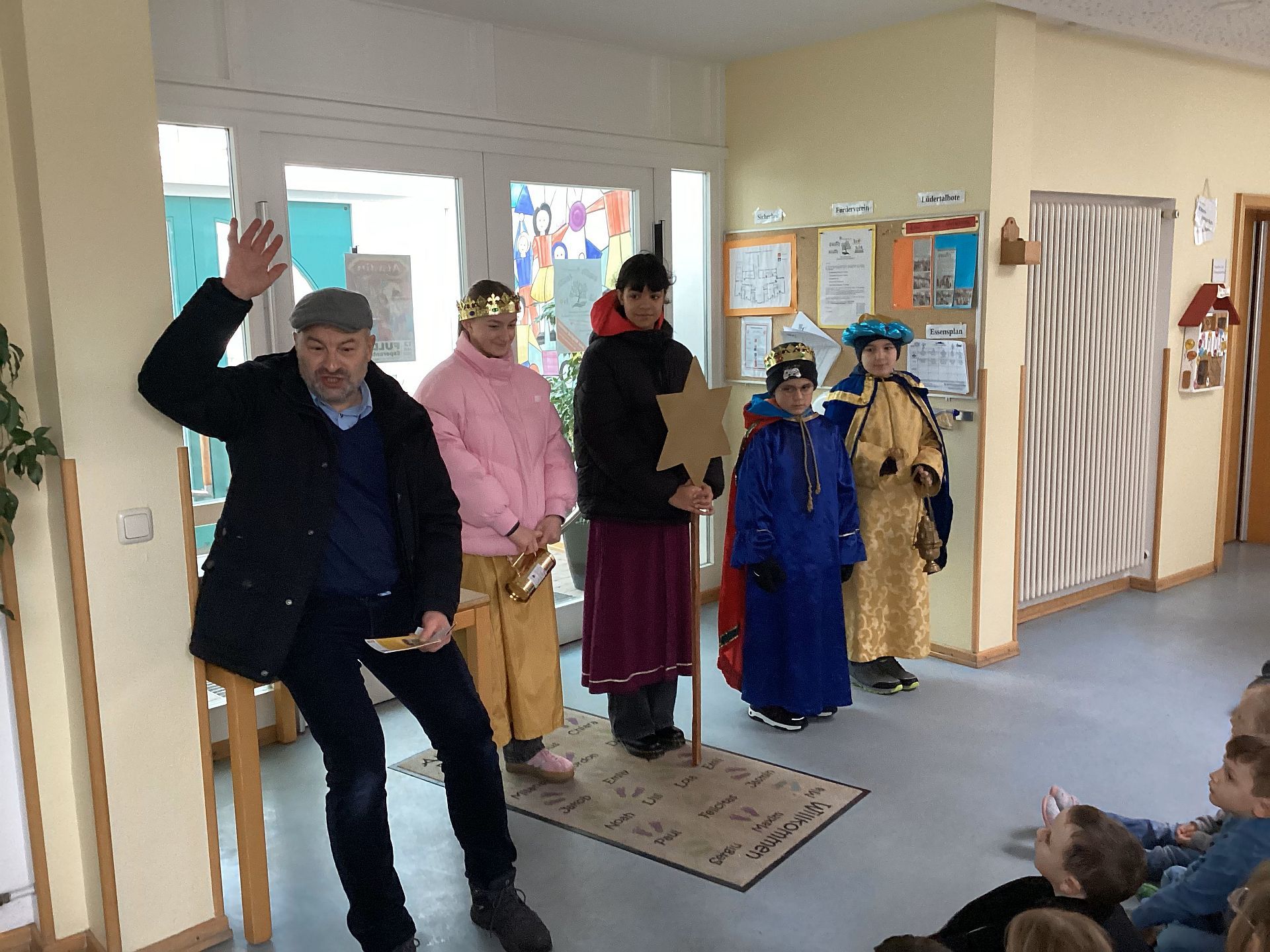 Sternsinger besuchen die Kita Farbenspiel