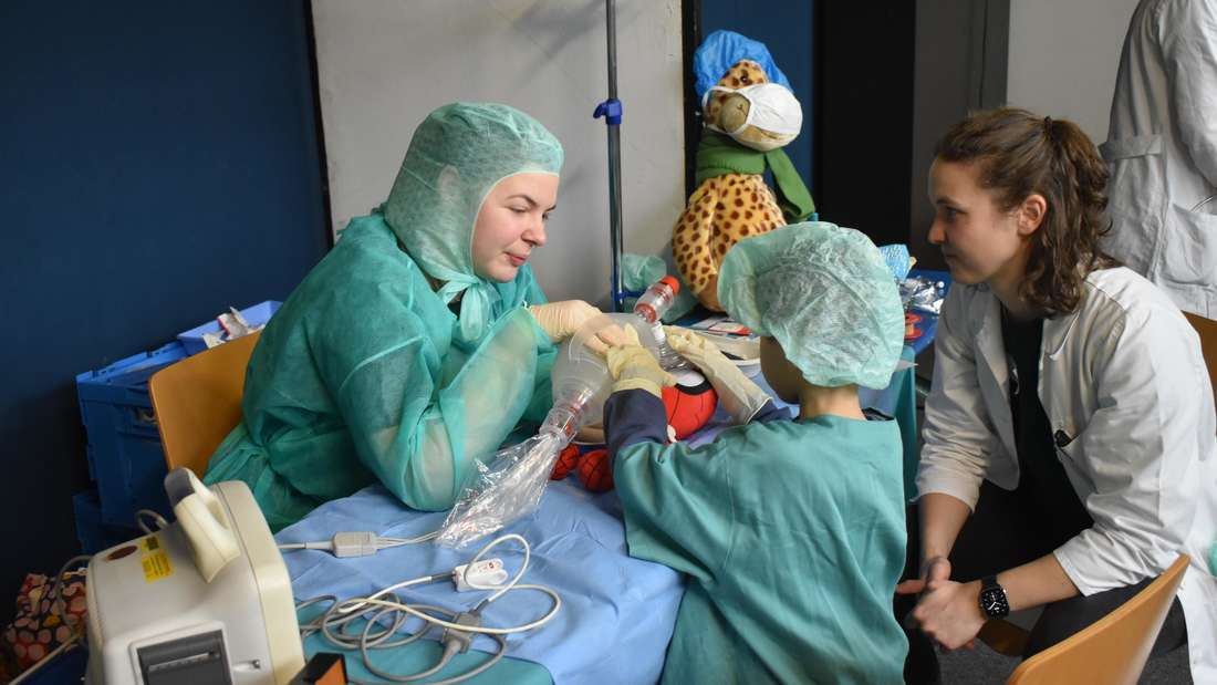 Kita Farbenspiel - Besuch in der Teddyklinik während der Operation stellt der junge Mediziner die Beatmung sicher