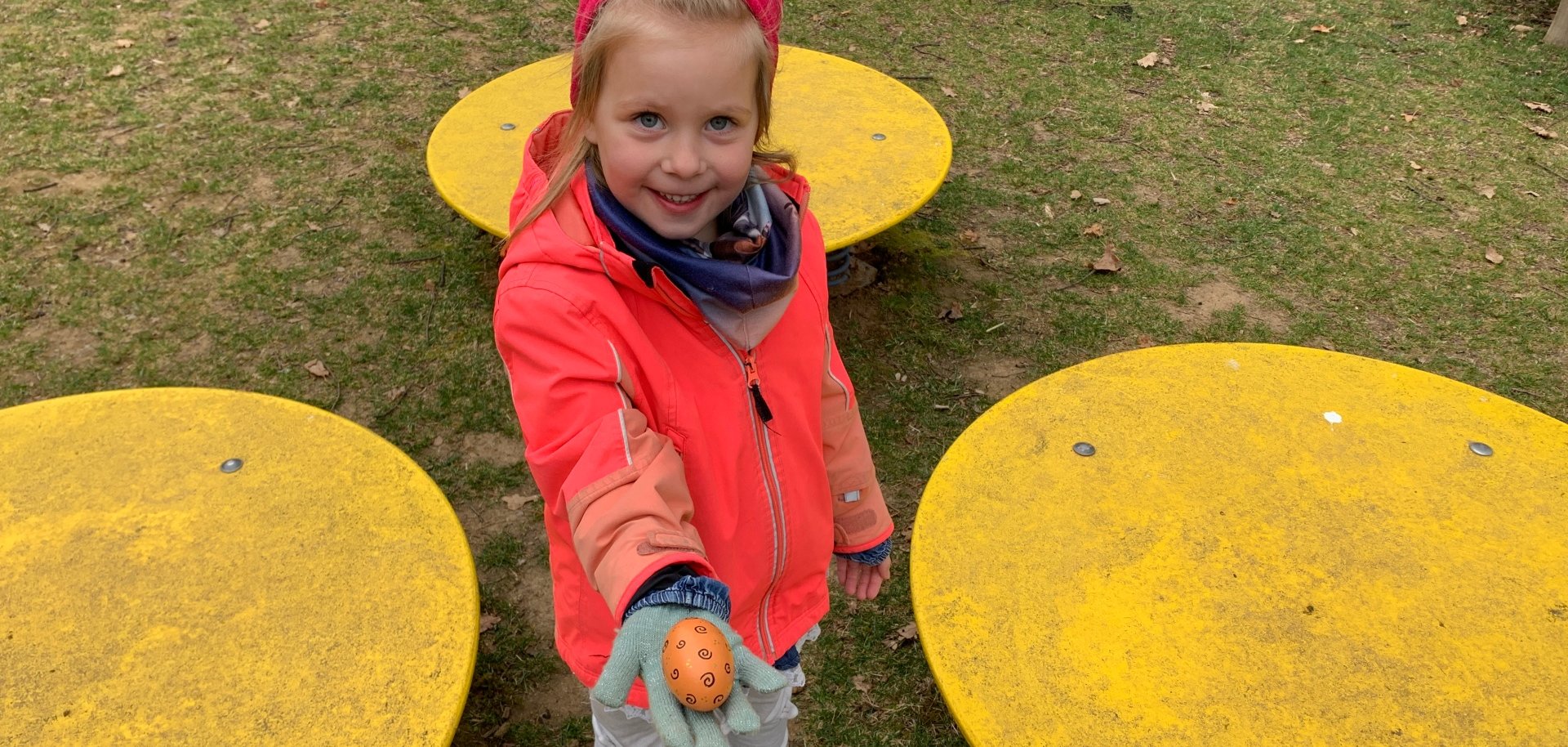 Ausflug WIR Garten  Kind im Tiergarten bei der Ostereiersuche