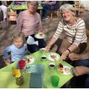 Omas und Kinder am Oma und Opa Nachmittag