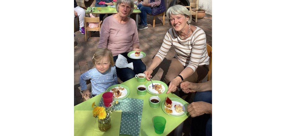 Omas und Kinder am Oma und Opa Nachmittag
