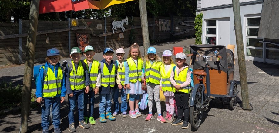 Kinder der Kita Sonnenschein vor der Kinderakademie