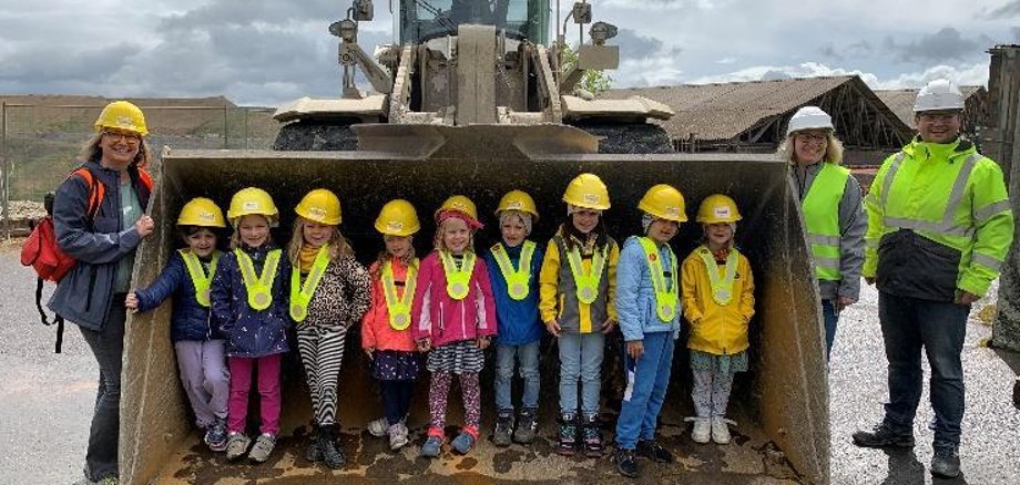 Kinder besuchen das Kalkwerk Otterbein