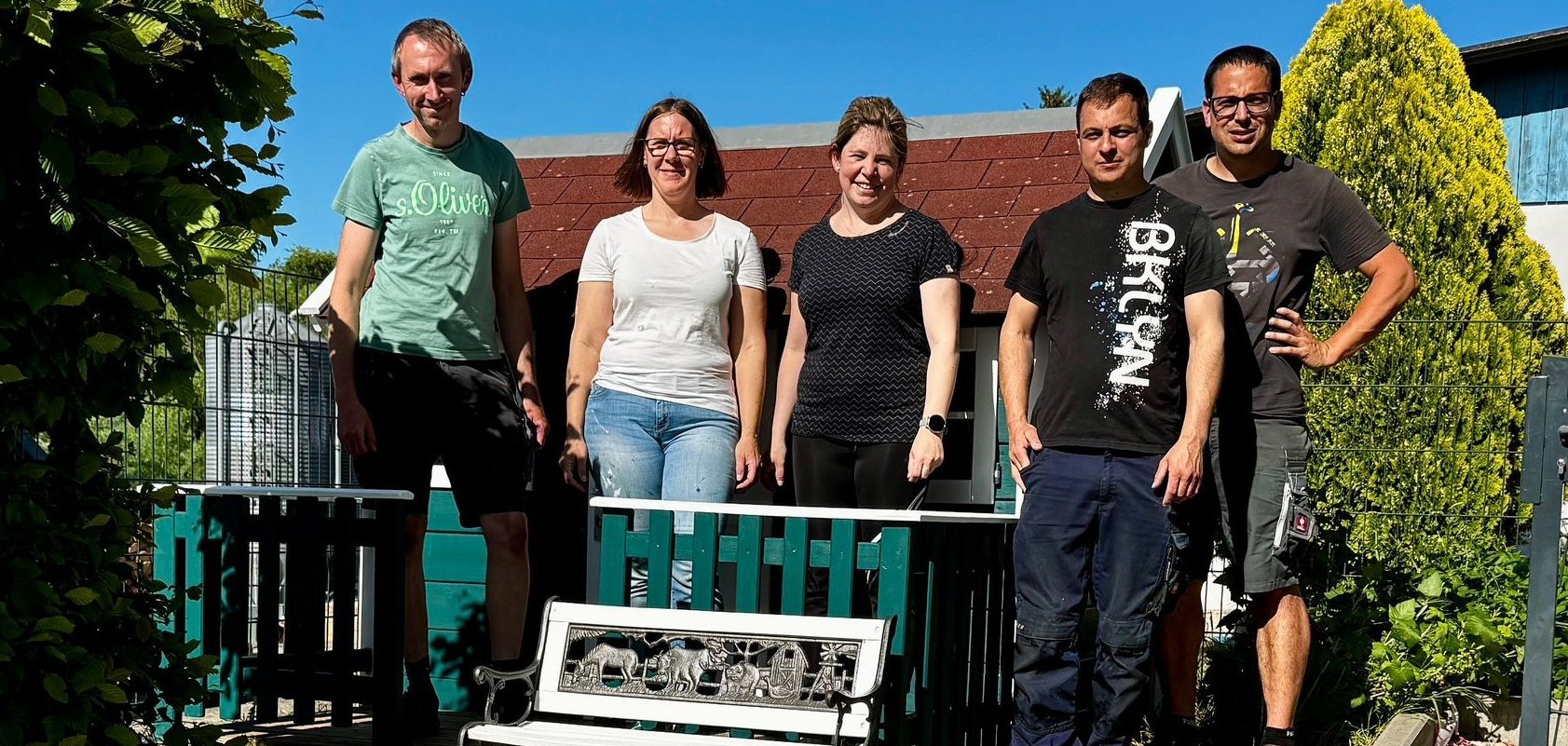 Spielhäuschen Müs Eltern mit dem reparierten Spielhäuschen