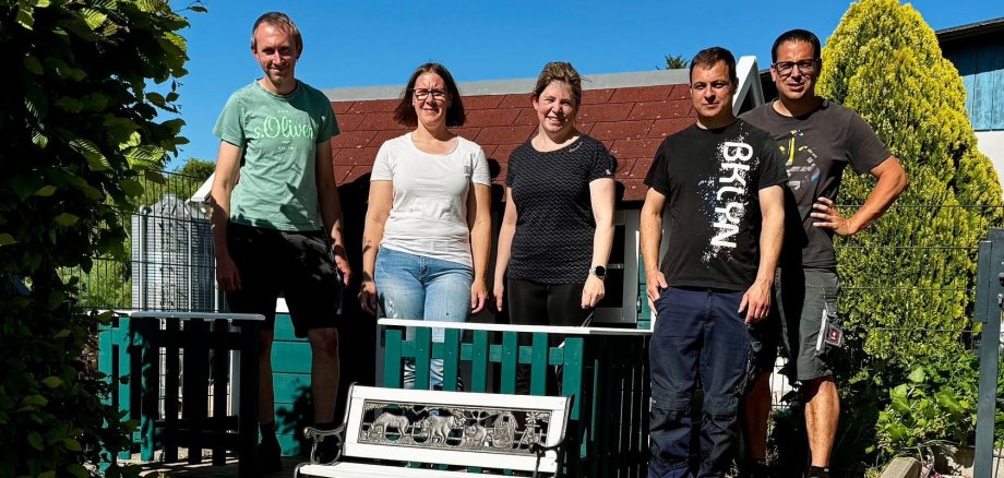 Eltern mit dem reparierten Spielhäuschen