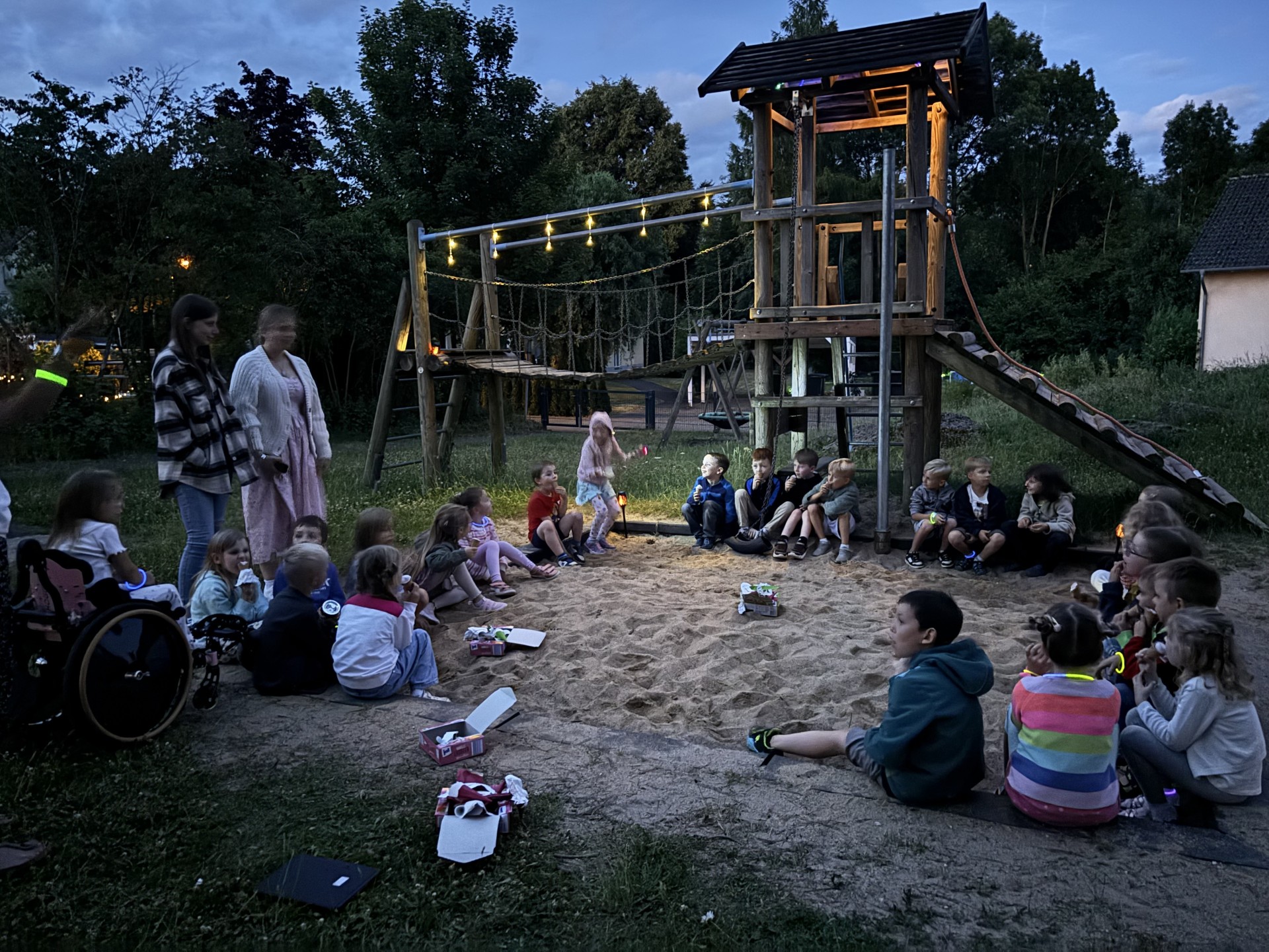 Abschlussfeier Kita Farbenspiel Workshopkinder am Spielplatz bei der Nachtwanderung
