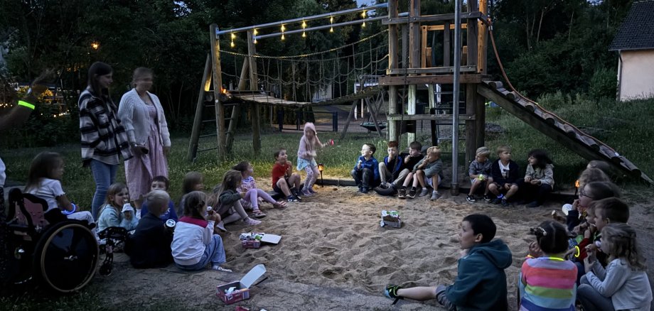 Workshopkinder am Spielplatz bei der Nachtwanderung