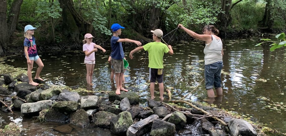 Hortkinder am Bach beim Spielen