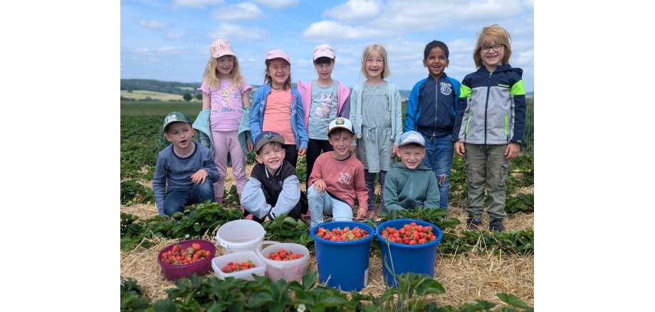 Gruppenbild von Kinder der Kita Sonnenschein am Erdbeerfeld