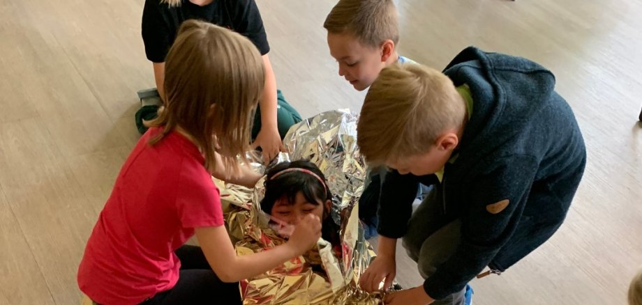Kinder verarzten sich beim Erste Hilfe Kurs im Zwergenland Kleinlüder
