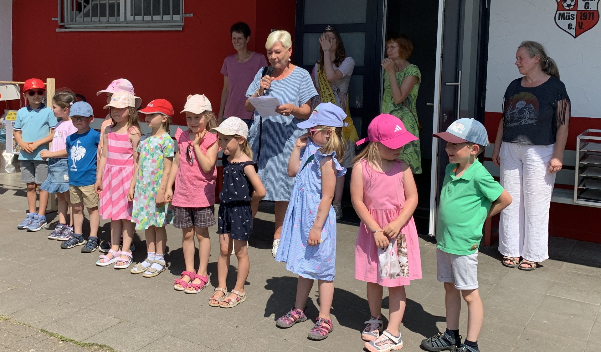 Sommerfest Kita Müs Kinder beim Sommerfest in Müs