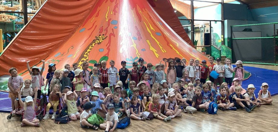Gruppenbild der Kinder des Kindergarten Farbenspiel im Takka-Tukka-Land