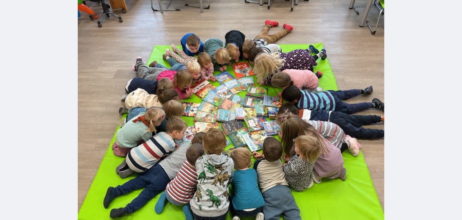 Kinder der Kita Zwergenland Kinder der Kita Zwergenland sitzen im Kreis mit neuen Bücher