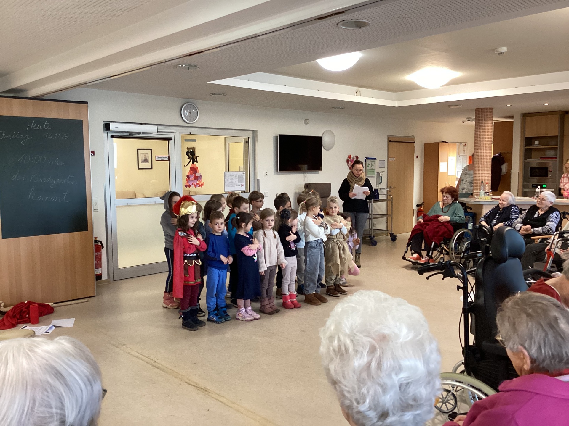 Kinder der Kita Farbenspiel besuchen die AWO und führen das Martinsspiel auf