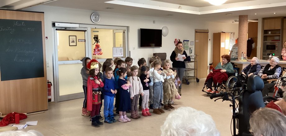 Kinder der Kita Farbenspiel besuchen die AWO und führen das Martinsspiel auf