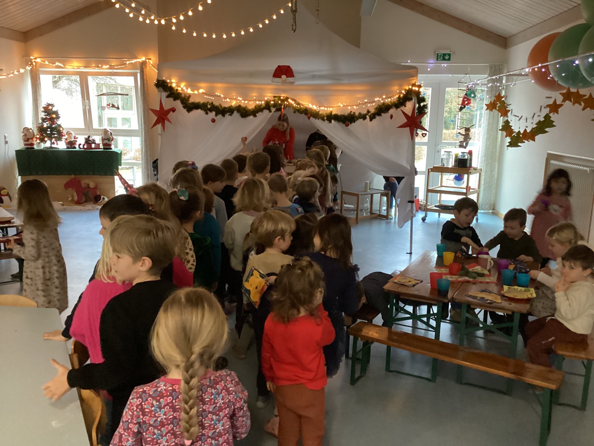 Weihnachtsmarkt imTurnraum der Kita Farbenspiel